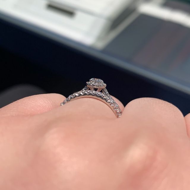 【銀座ダイヤモンドシライシの口コミ】 センターダイヤを囲む土台が丸いものとエタニティのセットで探していまし…