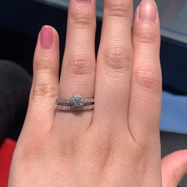 【銀座ダイヤモンドシライシの口コミ】 センターダイヤを囲む土台が丸いものとエタニティのセットで探していまし…