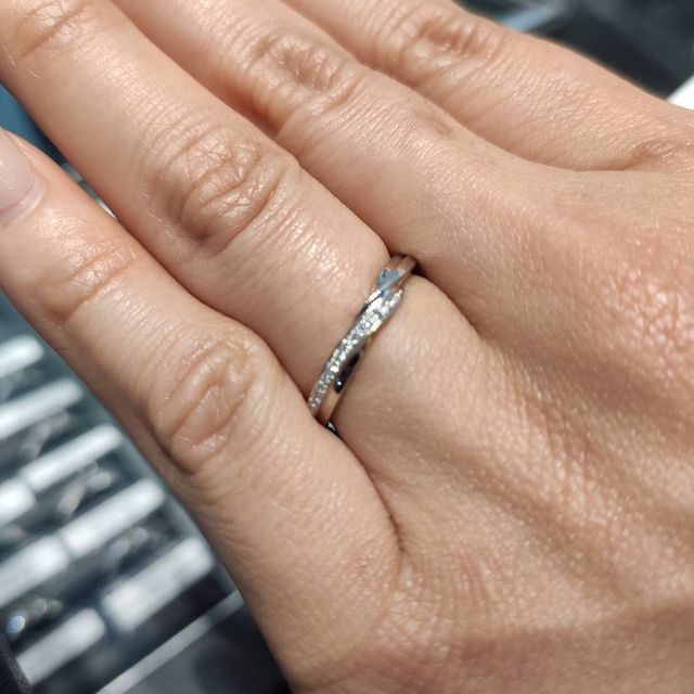 【エクセルコダイヤモンド(EXELCO DIAMOND)の口コミ】 ダイヤの輝きと、長く使えるデザインがとても魅力的でした！
このデザイン…