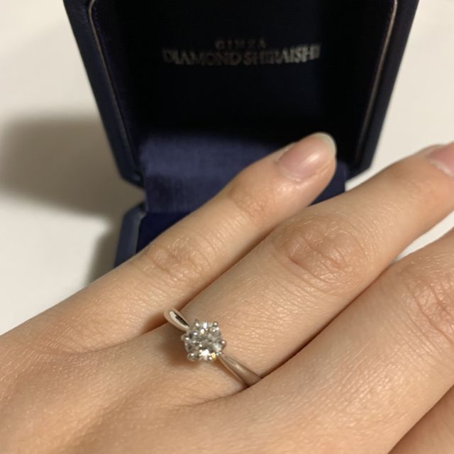 【銀座ダイヤモンドシライシの口コミ】 何店舗も回ってやっと出会えた指輪です。
デザイン、ダイヤ、保証の手厚い…
