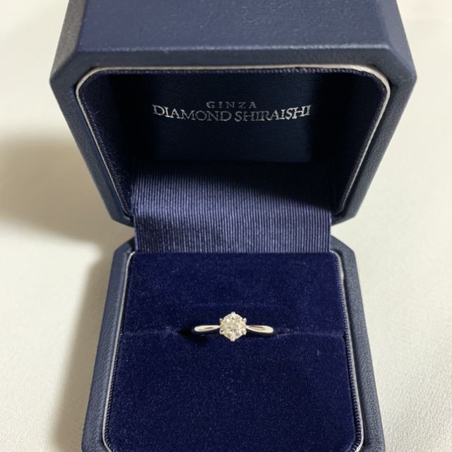 【銀座ダイヤモンドシライシの口コミ】 何店舗も回ってやっと出会えた指輪です。
デザイン、ダイヤ、保証の手厚い…