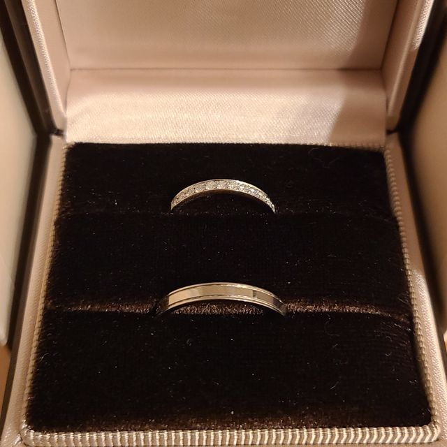 【アイプリモ(I-PRIMO)の口コミ】 女性側のリングはダイヤがキラキラと輝き少し太めのデザイン。
男性側のリ…