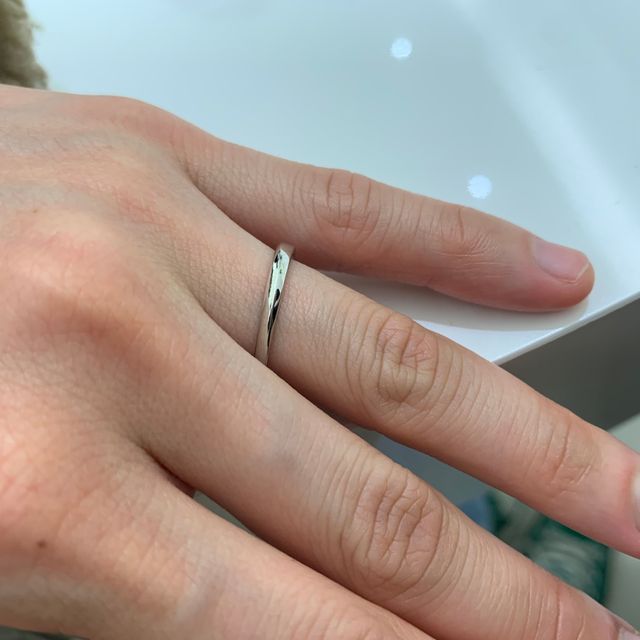 【4℃ BRIDAL(ヨンドシーブライダル)の口コミ】 シンプルなデザインにひねりが加わってかっこよくなり、少し珍しいデザイ…