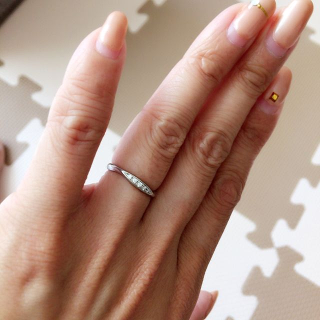 【YUKIZAKI BRIDAL(ユキザキブライダル)の口コミ】 プライベートでも仕事の時でも着けていて違和感がないシンプルなデザイン…