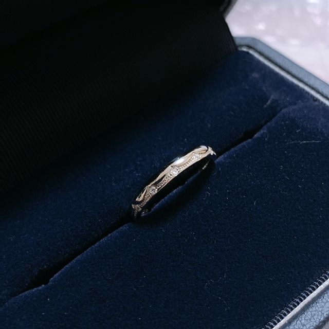 【エクセルコダイヤモンド(EXELCO DIAMOND)の口コミ】 小さいミル打ちがかわいくて、他にはあまりないデザインだったので決めま…