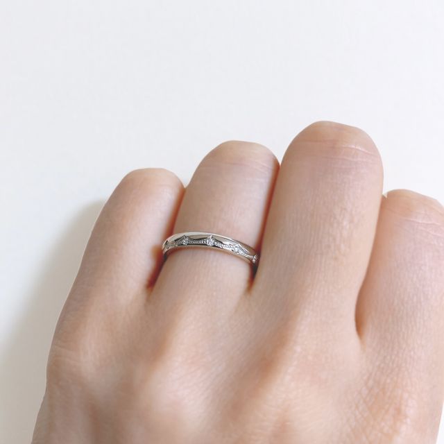 【エクセルコダイヤモンド(EXELCO DIAMOND)の口コミ】 小さいミル打ちがかわいくて、他にはあまりないデザインだったので決めま…