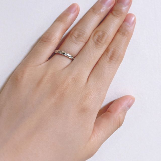 【エクセルコダイヤモンド(EXELCO DIAMOND)の口コミ】 小さいミル打ちがかわいくて、他にはあまりないデザインだったので決めま…