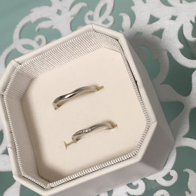 【4℃ BRIDAL(ヨンドシーブライダル)の口コミ】 細いラインが綺麗で、Vラインは指が長く見えました。
S型もありましたが、…