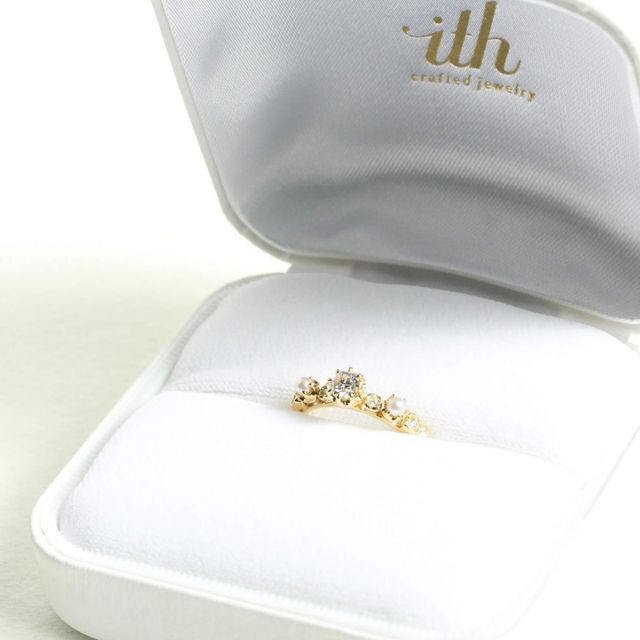 【ith(イズ)の口コミ】 他には無いデザイン。
スタンダードなものが嫌だったし、リースをモチーフ…