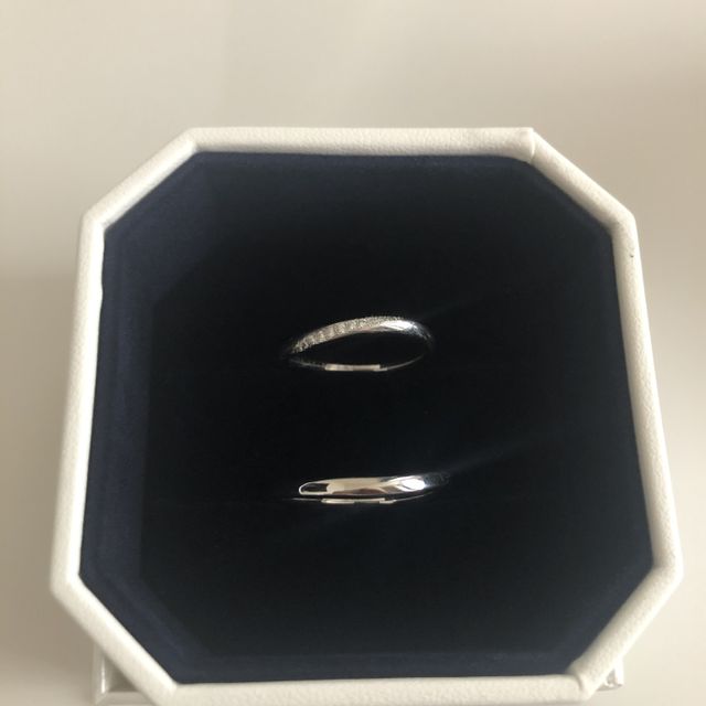 【4℃ BRIDAL(ヨンドシーブライダル)の口コミ】 最初はシンプルな指輪にするつもりでしたが、ダイヤの沢山付いた指輪を女…