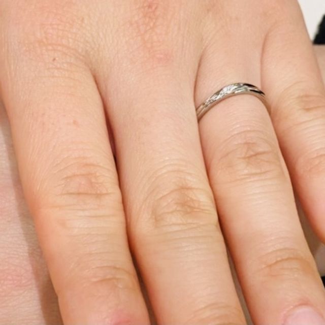 【Something Blue(サムシングブルー)の口コミ】 とにかくシンプルであることが一番の決め手でした。またブルーが指輪裏に…