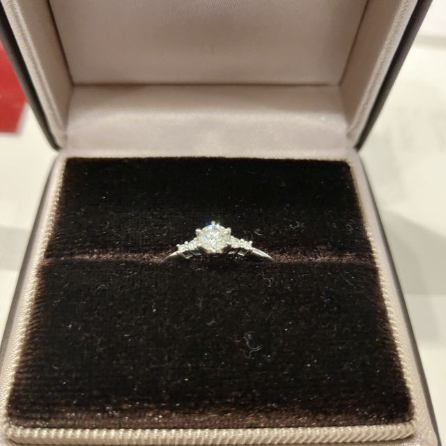 【アイプリモ(I-PRIMO)の口コミ】 デザインは中心に大きめのダイヤモンドがありその横に小さいダイヤモンド…