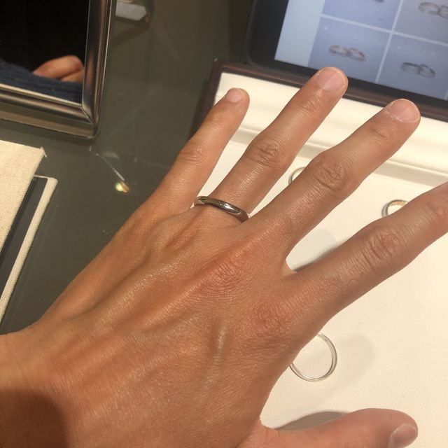 【杢目金屋(もくめがねや)の口コミ】 試着したこちらのデザインは、プラチナ、ホワイトゴールドをメインとした…