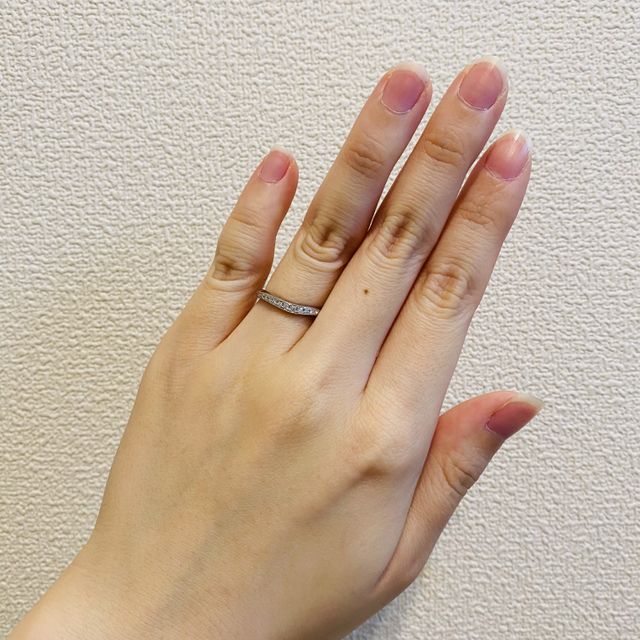 【ラザール ダイヤモンド(LAZARE DIAMOND)の口コミ】 ハーフエタニティとウェーブで迷っていた為
両方の良い所が活かされたデザ…