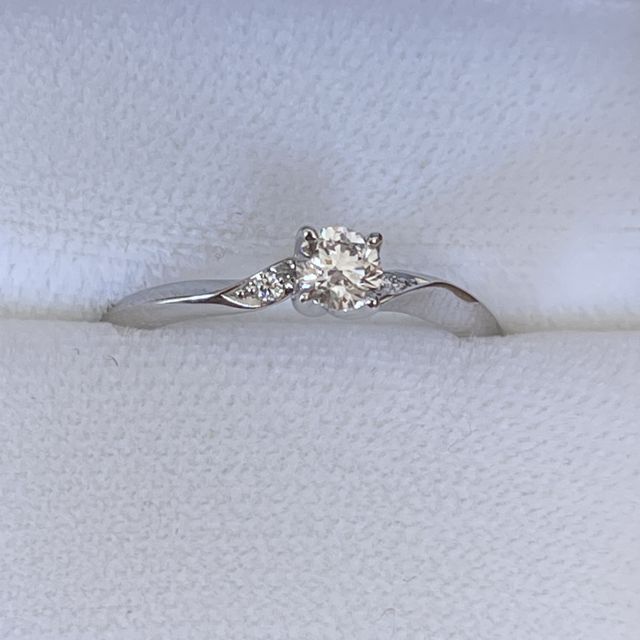 【俄(にわか)の口コミ】 真ん中の大きなダイヤの横に小さいダイヤも程よく付いていてカーブしたラ…