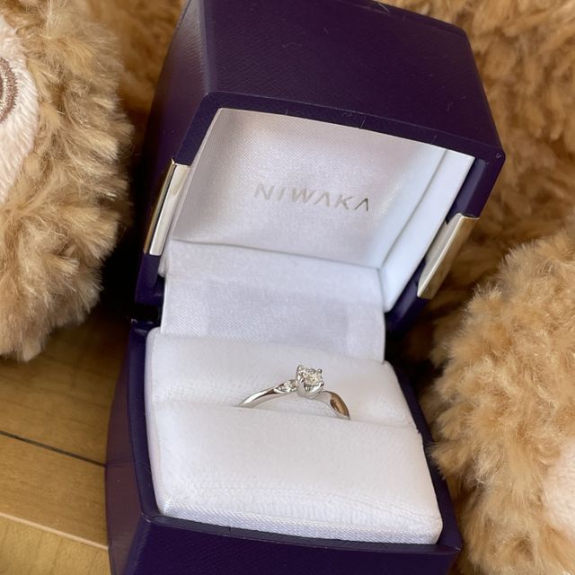 【俄(にわか)の口コミ】 真ん中の大きなダイヤの横に小さいダイヤも程よく付いていてカーブしたラ…