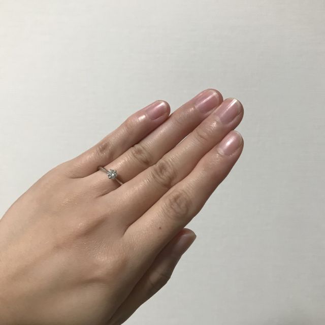 【アイプリモ(I-PRIMO)の口コミ】 リングの中央に向けて、ラインが細くなっていくデザインのため、着用時に…