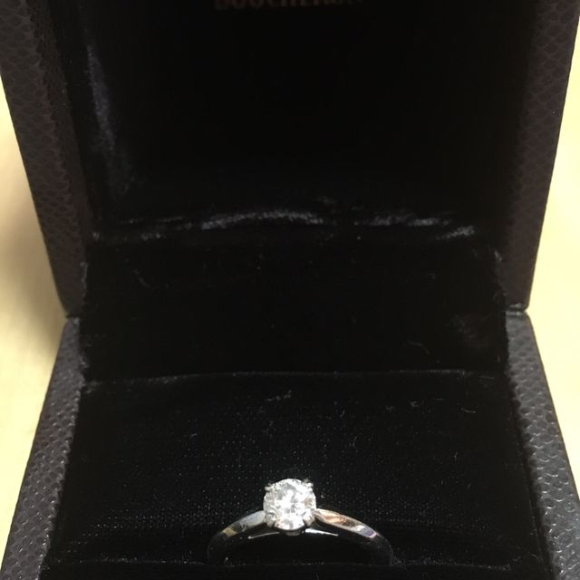 【ブシュロン(BOUCHERON)の口コミ】 結婚指輪とセットにしたときに指がとてもきれいに見えました。
シンプルな…
