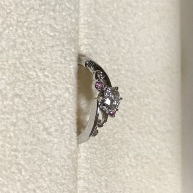 【I's stone(アイズストーン)の口コミ】 ファッションリングの様な可愛らしく繊細な装飾が印象的なエンゲージリン…