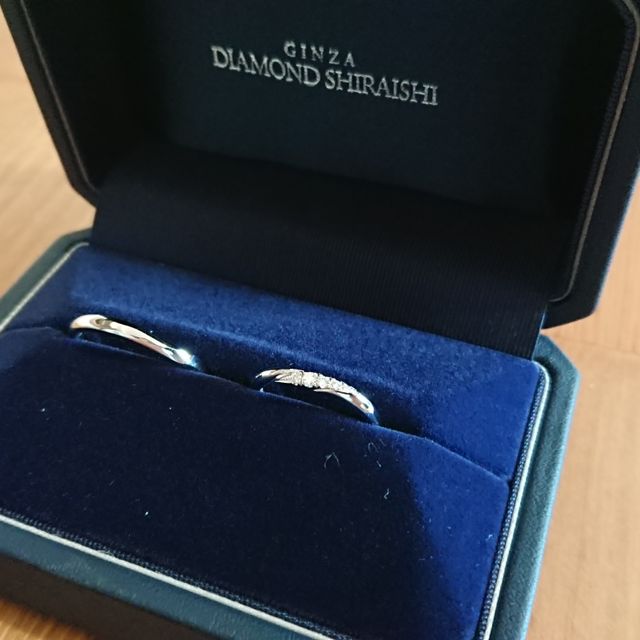 【銀座ダイヤモンドシライシの口コミ】 男性用：シンプルだけれども、少し動きのあるデザインが好みでした。
女性…
