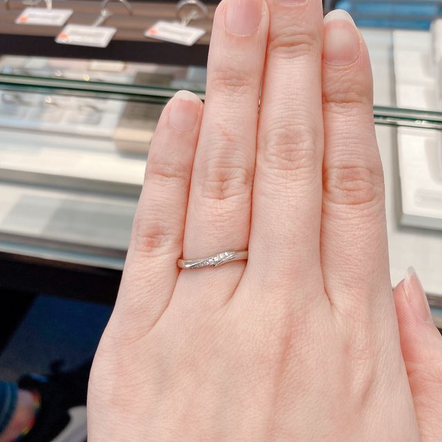 【アイプリモ(I-PRIMO)の口コミ】 滑らかなウェーブがかかっているデザインで、ダイヤも多く一気に手元を華…