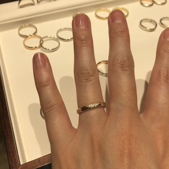 【杢目金屋(もくめがねや)の口コミ】 指輪で木目がはいっているのはここ以外無いと思う。
同じ板を伸ばして夫婦…