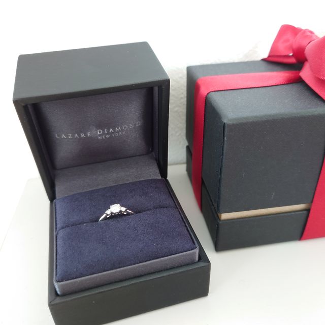 【ラザール ダイヤモンド(LAZARE DIAMOND)の口コミ】 シンプルかつ華やかなデザインだったため、購入を決めました。ダイヤモン…