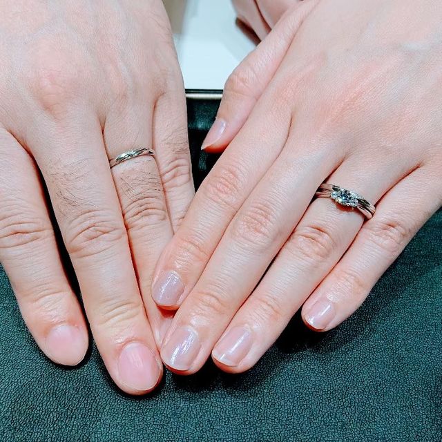 【ラザール ダイヤモンド(LAZARE DIAMOND)の口コミ】 シンプルだけど地味ではないようなデザインを探していました。また、婚約…