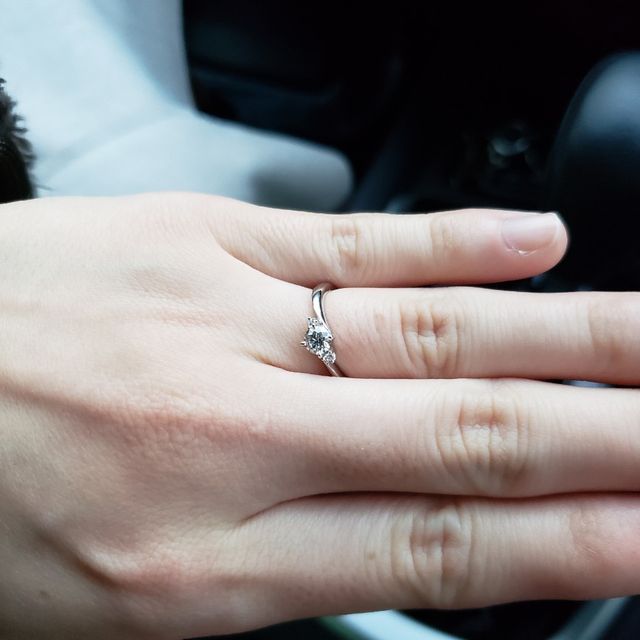 【アイプリモ(I-PRIMO)の口コミ】 結婚指輪は彼女と一緒に選びに行きました。お店の方にいくつか見せていた…