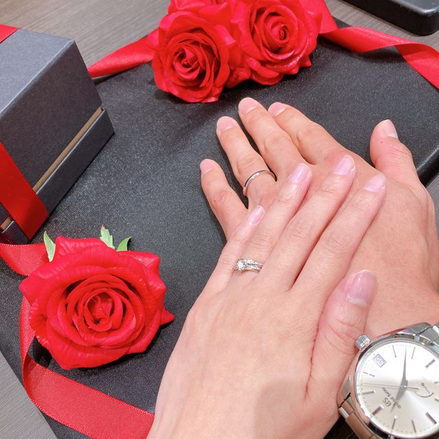 【ラザール ダイヤモンド(LAZARE DIAMOND)の口コミ】 緩やかなV字カーブを描いていて柔らかな印象を受けました。どの角度からみ…