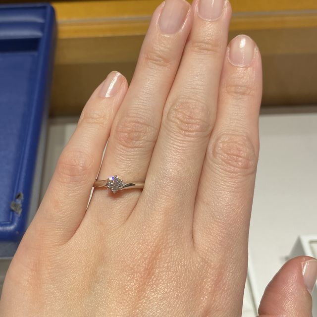 【銀座ダイヤモンドシライシの口コミ】 ウェーブタイプですので、指に馴染みやすく、指が綺麗に見えました。かつ…