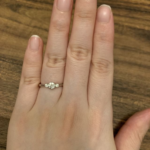 【銀座ダイヤモンドシライシの口コミ】 ダイヤの石を相談しながら選べたところがよかったです。
私たちは予算内で…