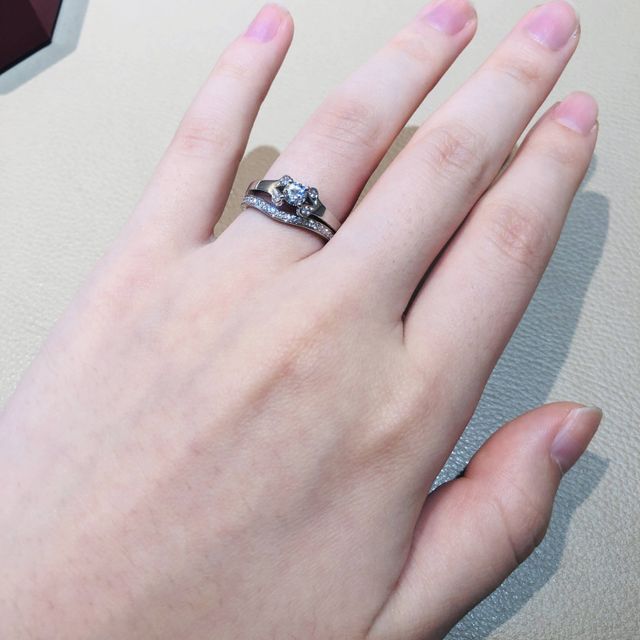 【カルティエ(Cartier)の口コミ】 婚約指輪のバレリーナは真ん中のダイヤを囲うように周りに4つのパヴェダイ…