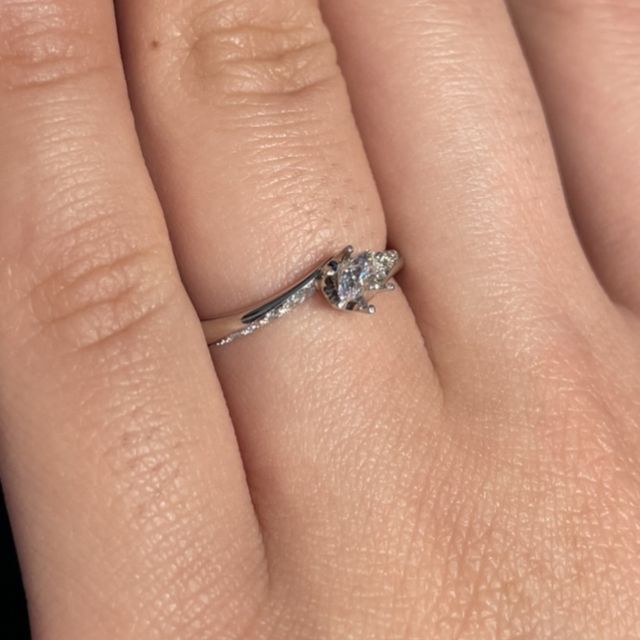 【銀座ダイヤモンドシライシの口コミ】 ベースはシンプルで、少しデザイン性のあるものにしたかった。
少し捻れて…