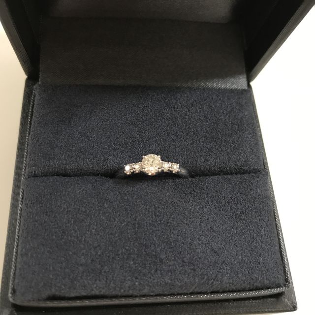 【ラザール ダイヤモンド(LAZARE DIAMOND)の口コミ】 世界三大カッティングのお店と聞いて決めました。
某有名ハイブランドとも…