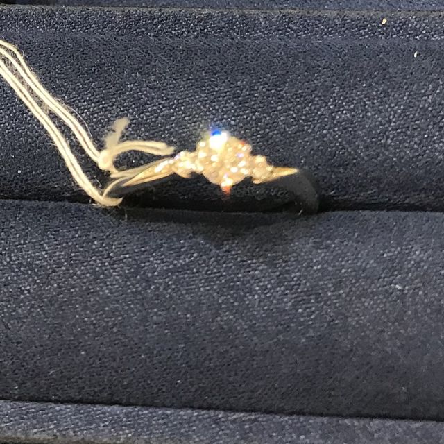 【4℃ BRIDAL(ヨンドシーブライダル)の口コミ】 5石タイプの指輪で、左右一番外側の1石ずつ乗っているところが、少しくび…