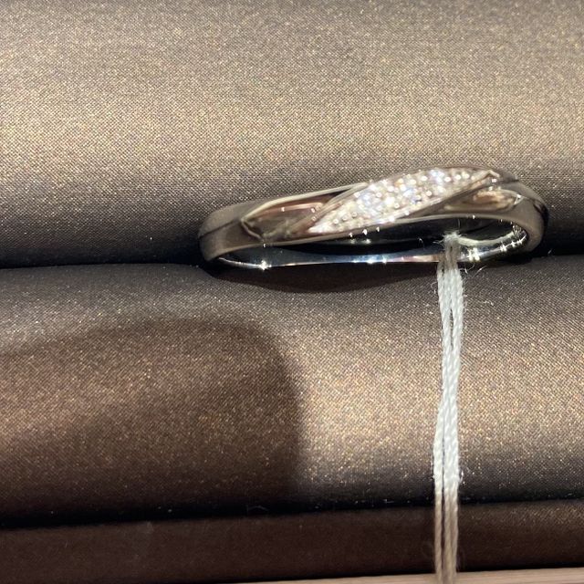 【アイプリモ(I-PRIMO)の口コミ】 ルキナのダイヤ入りタイプの指輪になります。光に当たると反射してキラキ…