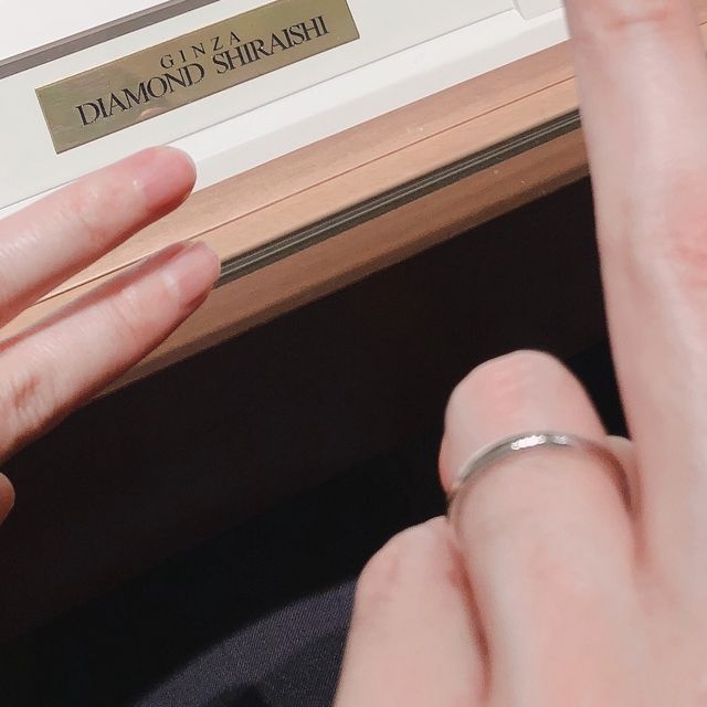 【銀座ダイヤモンドシライシの口コミ】 指可が綺麗に細く見えるVよりもすこし緩めのu字のものを選びました。お値…