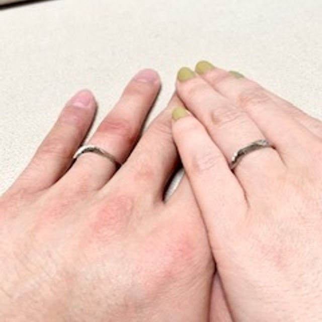 【JEWELRY MOTHERHOUSE BRIDAL(ジュエリーマザーハウスブライダル)の口コミ】 他と被らない個性的なデザインで、２つを合わせると波のようなデザインに…