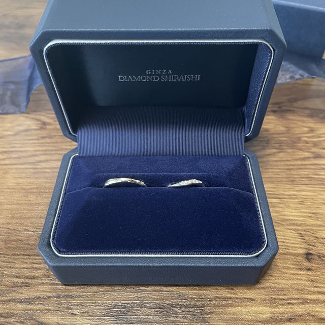 【銀座ダイヤモンドシライシの口コミ】 男性にとってシンプルな作りで大変満足しています。
ウェーブがかかったも…