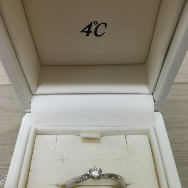【4℃ BRIDAL(ヨンドシーブライダル)の口コミ】 いろいろなデザインの指輪ん見ましたが、ウェーブラインにもダイアモンド…
