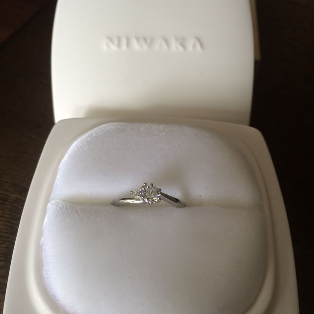 【俄(にわか)の口コミ】 指輪のデザインと名前が決めてでした。
月彩は石が全部で3つ付いており、…