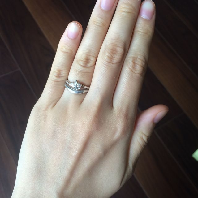 【俄(にわか)の口コミ】 指輪のデザインと名前が決めてでした。
月彩は石が全部で3つ付いており、…