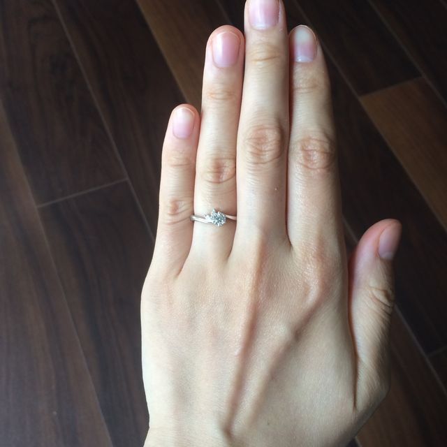 【俄(にわか)の口コミ】 指輪のデザインと名前が決めてでした。
月彩は石が全部で3つ付いており、…