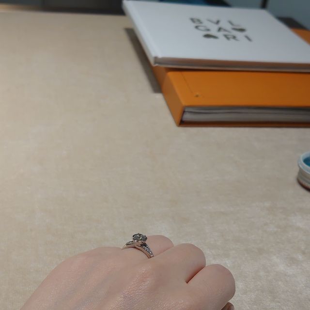 【ブルガリ(BVLGARI)の口コミ】 最初にサイトで見たときから気になっていました。
試着すると一気に指が華…