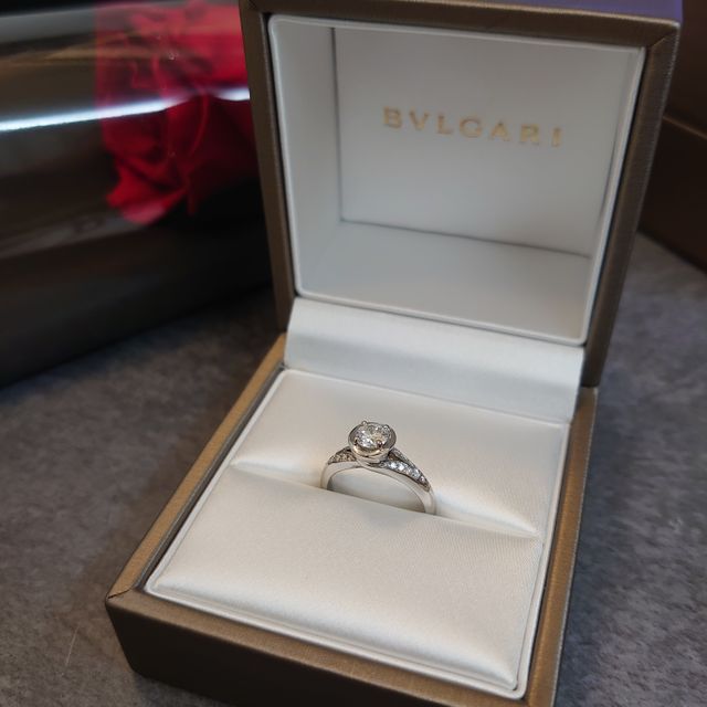 【ブルガリ(BVLGARI)の口コミ】 最初にサイトで見たときから気になっていました。
試着すると一気に指が華…