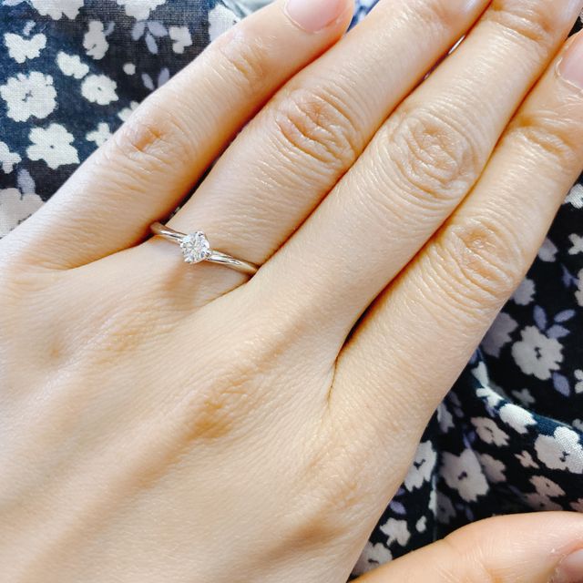 【銀座ダイヤモンドシライシの口コミ】 一粒タイプにすることは決まっていました。
指輪に慣れていないこともあり…