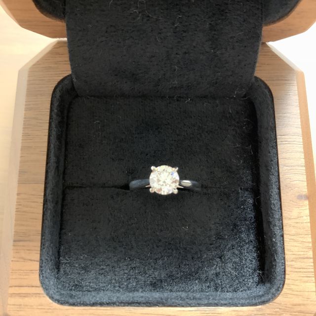【TANZO.(鍛造指輪)の口コミ】 当初、有名なハイジュエラーのソリテールを検討していましが細かなデザイ…