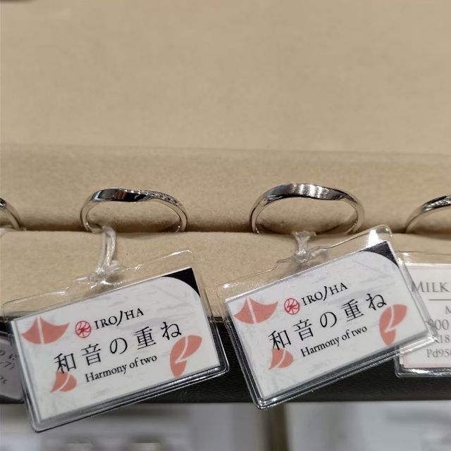 【彩乃瑞(IRONOHA)の口コミ】 ねじれたデザインが素敵で他の指輪と比べると太い指輪でずっしり感があり…