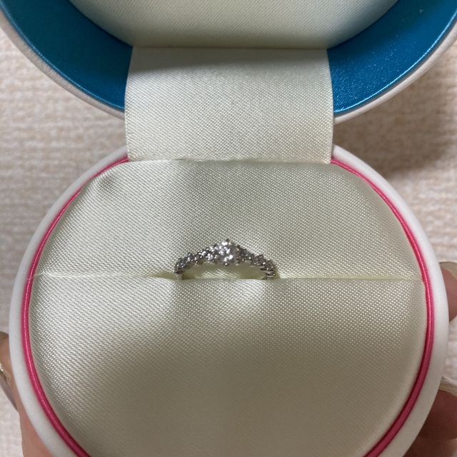 【COCKTAIL(カクテル)の口コミ】 中心のダイヤモンドのサイドに、お花のようにダイヤモンドがあしらわれた…